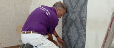 Behangen door de behangers van Toussaint Kleurmakers