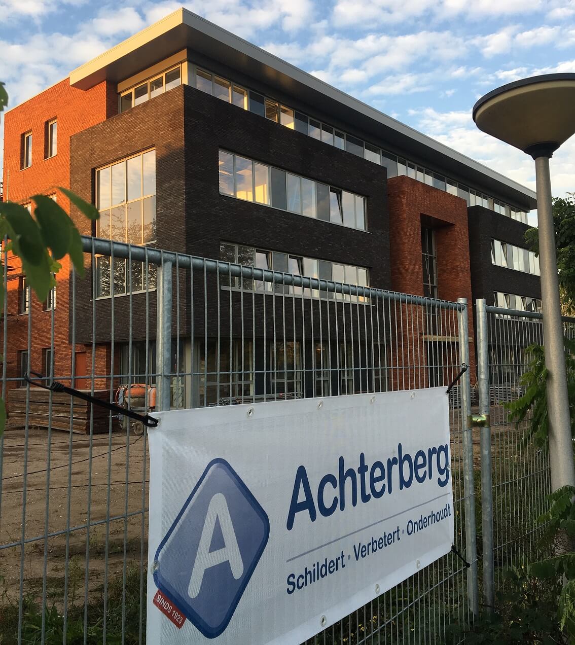 Binnenschilderwerk in het nieuwe kantoorpand van Roseboom in - Schilders Ede