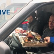 Kerst vieren vanuit de auto in Achterbergs kerstpakketten-drive-thru