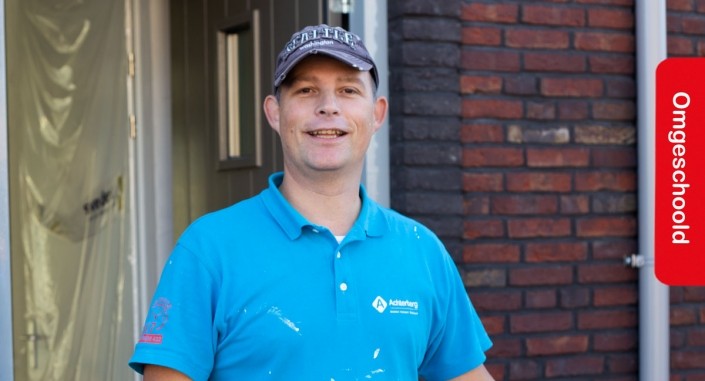 Omgeschoold van dienblad naar schilderskwast Omgeschoold van dienblad naar schilderskwast